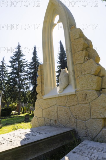A new monument can be seen at Caspar David Friedrich's grave in Dresden's Trinitatisfriedhof