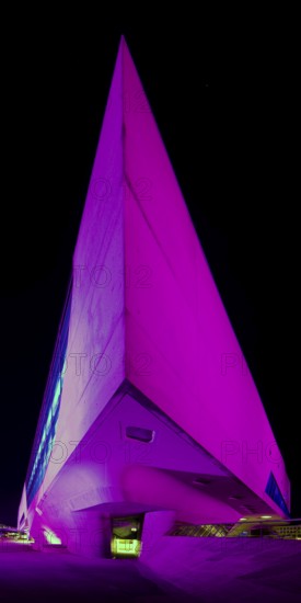The colourfully illuminated phæno building, an experimental landscape and a science centre in the