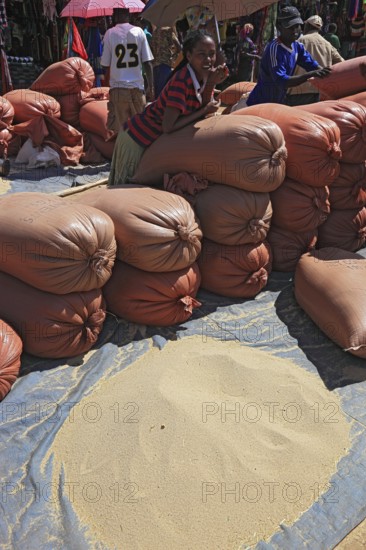 South Ethiopia, market in Jinka, market day, trade with teff, grain, market scene, Ethiopia, Africa