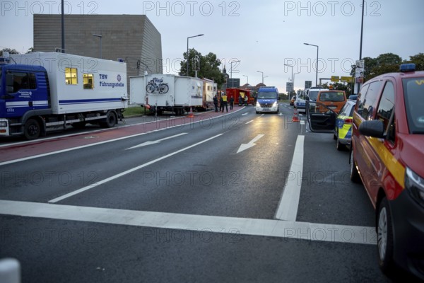 THW (Technisches Hilfswerk and fire brigade) vehicles near the partially collapsed Carola Bridge in