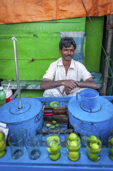 Limbu Pani Wallah or lemon juice seller, Calcutta or Kolkata, West Bengal, East India, India, Asia