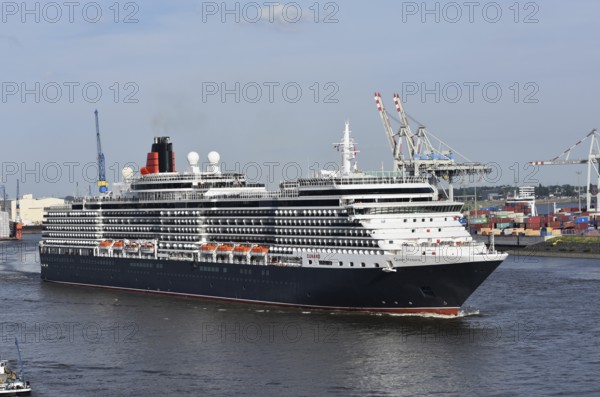 Europe, Germany, Hanseatic City of Hamburg, Elbe, Harbour, Passenger ship Queen Victoria leaves