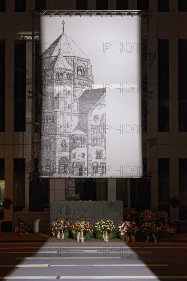 Memorial stone and large photo of the old synagogue at its former location in Kasernenstraße, light