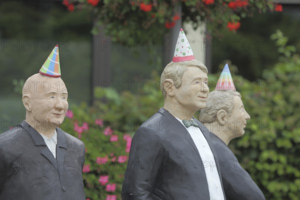Sculptures Seriousness of life by Christel Lechner 2021, everyday people, carnival, cap, three,