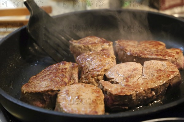 Fry the fillet of beef in a pan