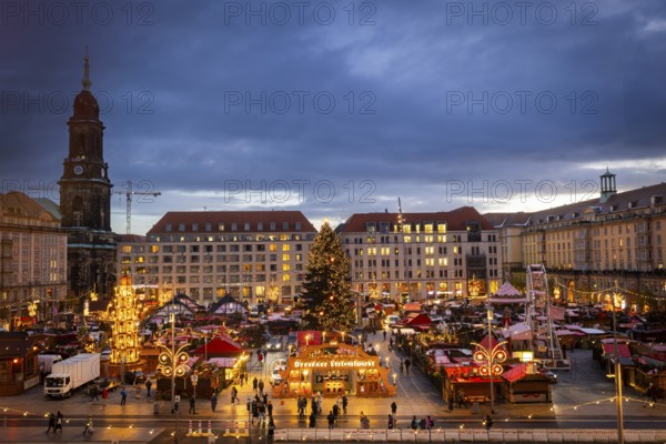 A few days in front of the opening of the Dresden Striezelmarkt, a lighting test was carried out