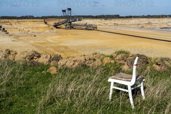 Edge of the Garzweiler II open-cast lignite mine, the last buildings of the abandoned village are
