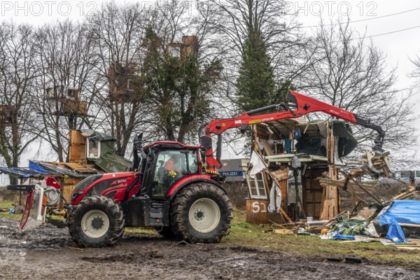 2nd day of the clearing of the hamlet Lützerath, by the police, of tree houses and huts, of climate