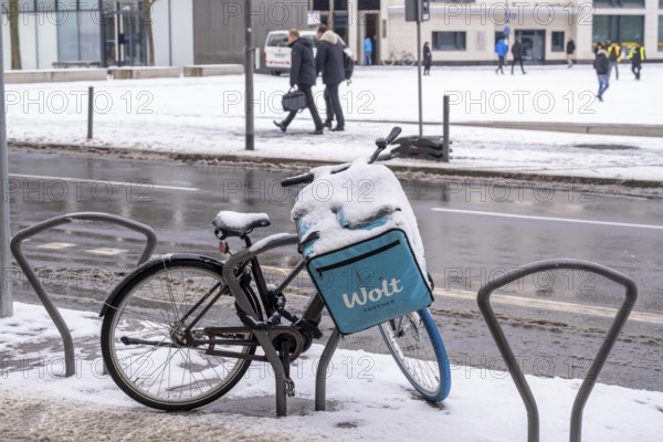 Winter in Frankfurt, Wolt, delivery service by bike, in the banking district, Hesse, Germany,