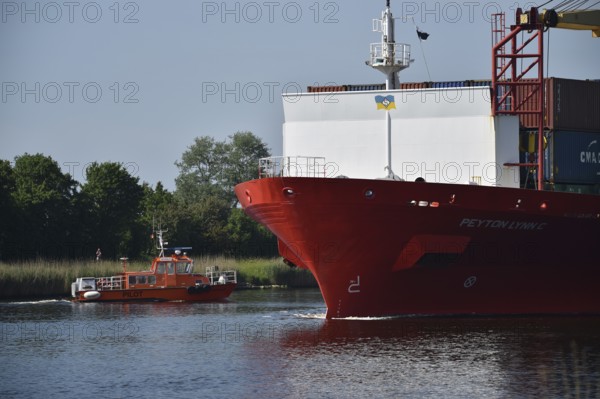 Pilot boat Schülp and container ship Peyton Lynnc in the Kiel Canal, Kiel Canal,