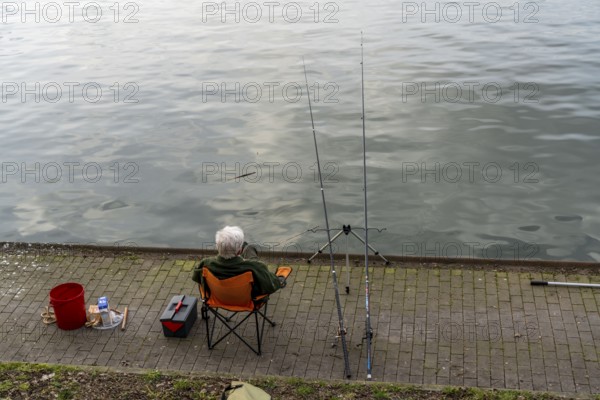 Angler on the Rhine-Herne Canal, Senior, Duisburg, North Rhine-Westphalia, Germany, Europe