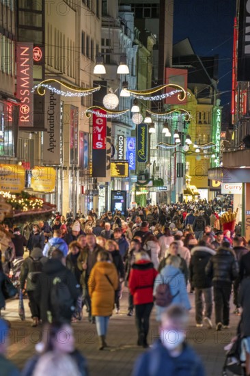 Pre-Christmas time in Dortmund, pedestrian zone, shopping street Westenhellweg, many people go