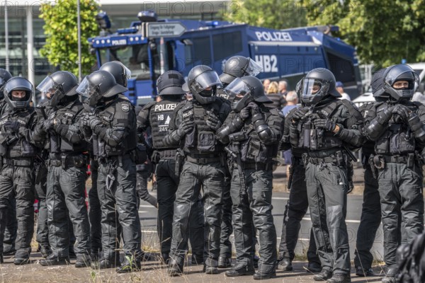 Police at the demonstration against the AFD party conference in Essen, several tens of thousands of