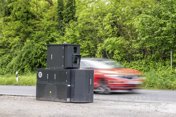Semi-stationary speed camera on the B227, Hattinger Straße, used by the city of Gelsenkirchen,