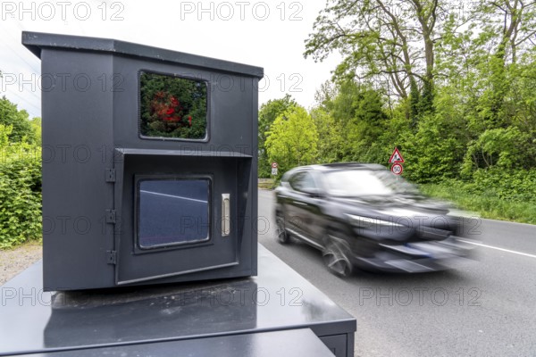 Semi-stationary speed camera on the B227, Hattinger Straße, used by the city of Gelsenkirchen,