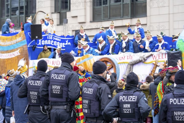 Rose Monday procession in Düsseldorf, street carnival, police operation, police officers secure the