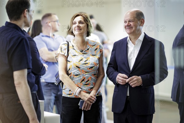 (R-L) Olaf Scholz, Federal Chancellor (SPD), and Britta Ernst join the queue to cast their vote for