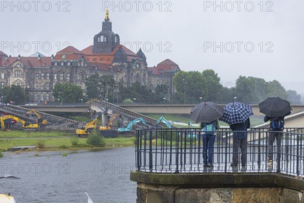In the early hours of the morning, a section of the Carola Bridge collapsed for unknown reasons.