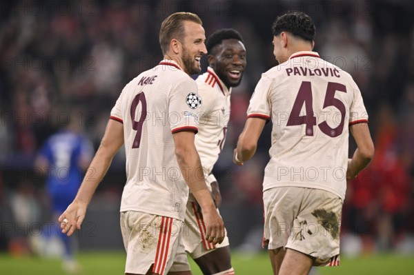 Goal celebration Harry Kane FC Bayern Munich FCB (09) Alphonso Davies Bayern FC Munich FCB (19)