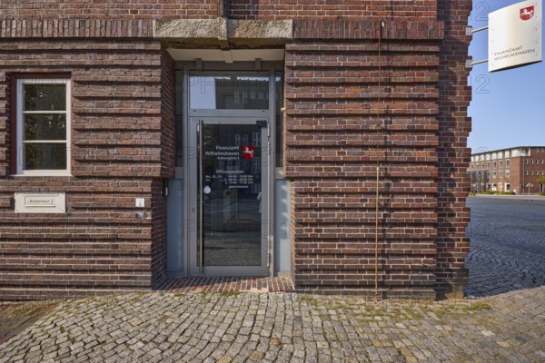Wilhelmshaven tax office, entrance area, brick architecture, red bricks, blue sky, Paul-Hug-Straße