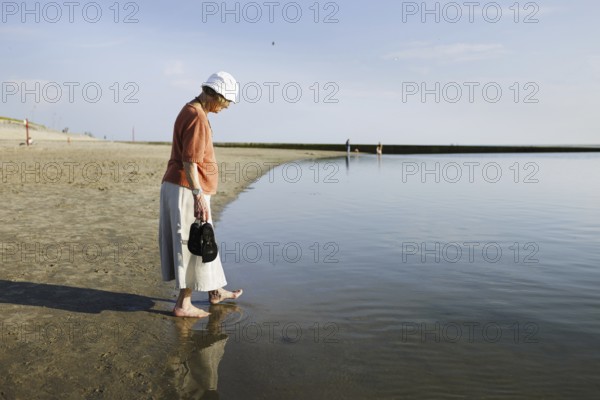 Elderly tourist on the island of Borkum, 19.07.2024