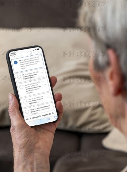 Symbolic image of organ donation register, person informs himself about the new online register for