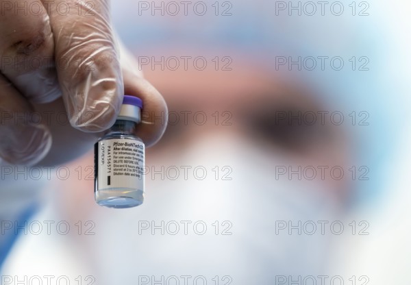 Start in the vaccination centre for corona vaccinations, in a hall of Messe Essen, for people over