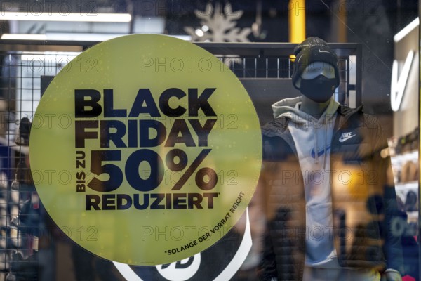 Shop window in the city centre, shopping street Westenhellweg, shopping street, pedestrian zone,