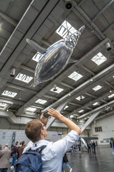 Mechanical flying objects, filled with helium, controlled by fine mechanics, movements copied from