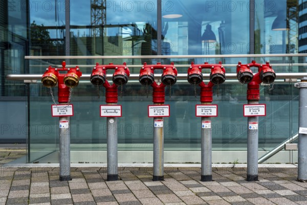 Extinguishing water supply for the fire brigade at a large office building, dry pipes into which