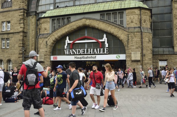 Europe, Germany, Hamburg, Central Station, Entrance Wandelhalle, Travellers, Europe