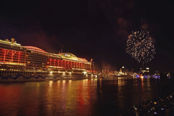 Germany, Hamburg, Elbe Philharmonic Hall, concert hall, harbour birthday, cruise ship AIDAprima,