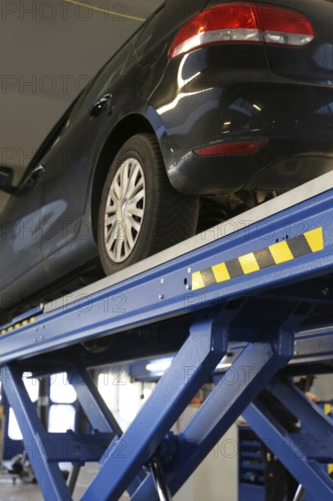 Repair workshop: Car on the lift