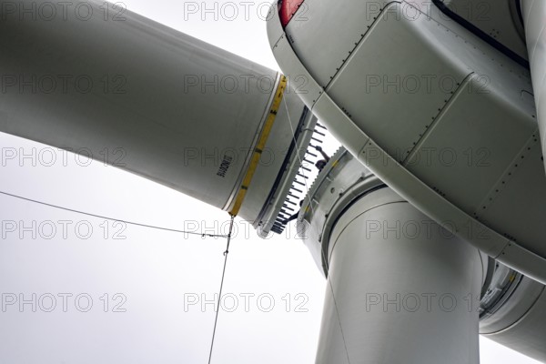 Erection of a wind turbine, wind energy plant, assembly of the third blade, with a crawler lattice