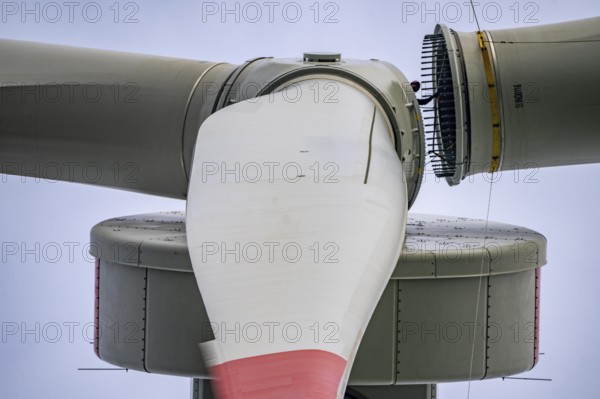 Erection of a wind turbine, wind energy plant, assembly of the third blade, with a crawler lattice