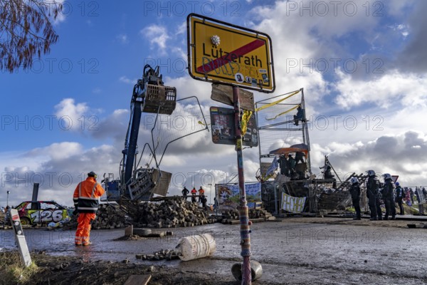 Beginning of the eviction of the Lützerath hamlet, camp of climate activists and squatters, at the