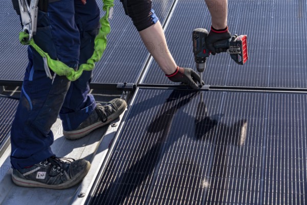 Installation of solar modules on the roof of a commercial enterprise, over 400 photovoltaic modules