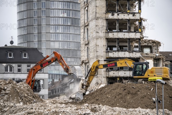 Demolition of the former RWE building complex, in the city centre, on the A40 motorway in Essen,