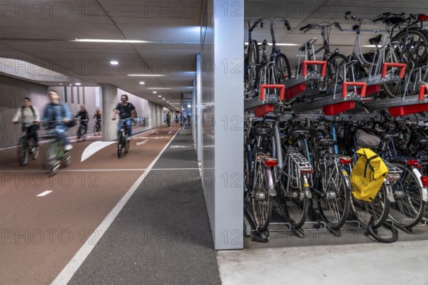 Bicycle car park at Utrecht Centraal railway station, Stationsplein, 3 underground levels, over 13,