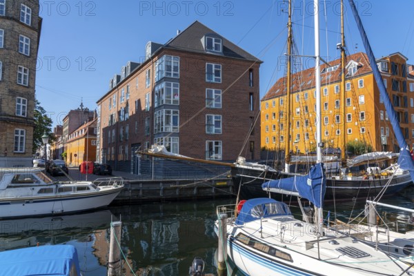 Christianshavns, residential buildings, restaurant, jetty on the Wilders Canal, old district, at