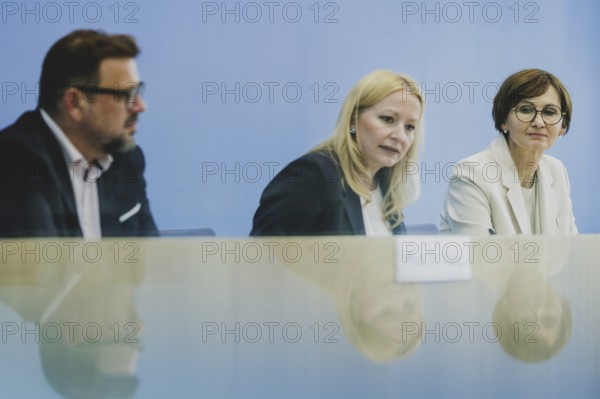 (L-R) Kai Maaz, spokesperson for the authors' group of the Leibniz Institute for Research and