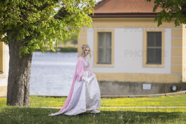 Cinderella can also be seen around Moritzburg Castle in spring. Model Tamara Kretschmer once again