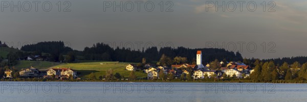 Lake Hopfensee, behind it Hopfen am See, near Füssen, Ostallgäu, Allgäu, Bavaria, Germany, Europe