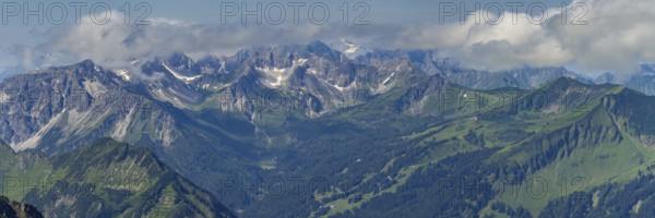 Mountain panorama from the Nebelhorn, 2224m, to the southwest to the Hammerspitzen, Kanzelwand,