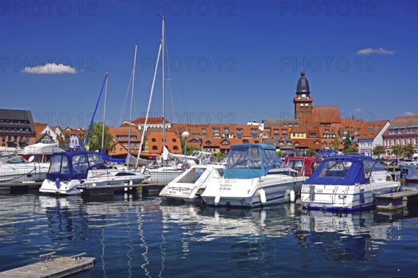 Europe, Germany, Mecklenburg-Western Pomerania, Waren an der Müritz, Binnenmüritz with marina, View