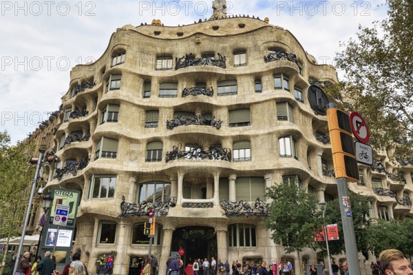 Artfully designed façade, balconies with wrought-iron grilles, crowd, Casa Mila, Casa Milà, La