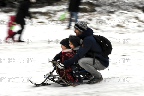 The first snow is here. Despite the coronavirus pandemic, families with children are enjoying