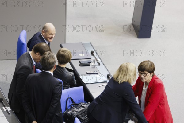 Olaf Scholz (SPD), Federal Chancellor, on the government bench, Nancy Faeser (SPD), Federal