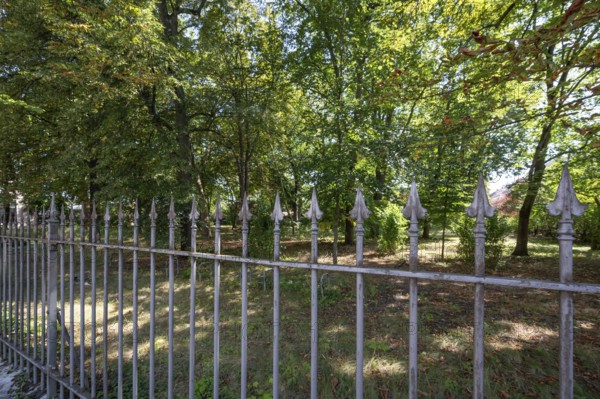 Old iron fence around the former site of the Lederer Kulturbrauerei, founded in 1468, Sielstr. 12,
