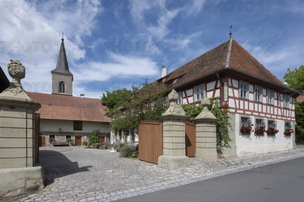 Court gate with vase attachments from 1774, on the right former Ebracher Schultheissenhof from
